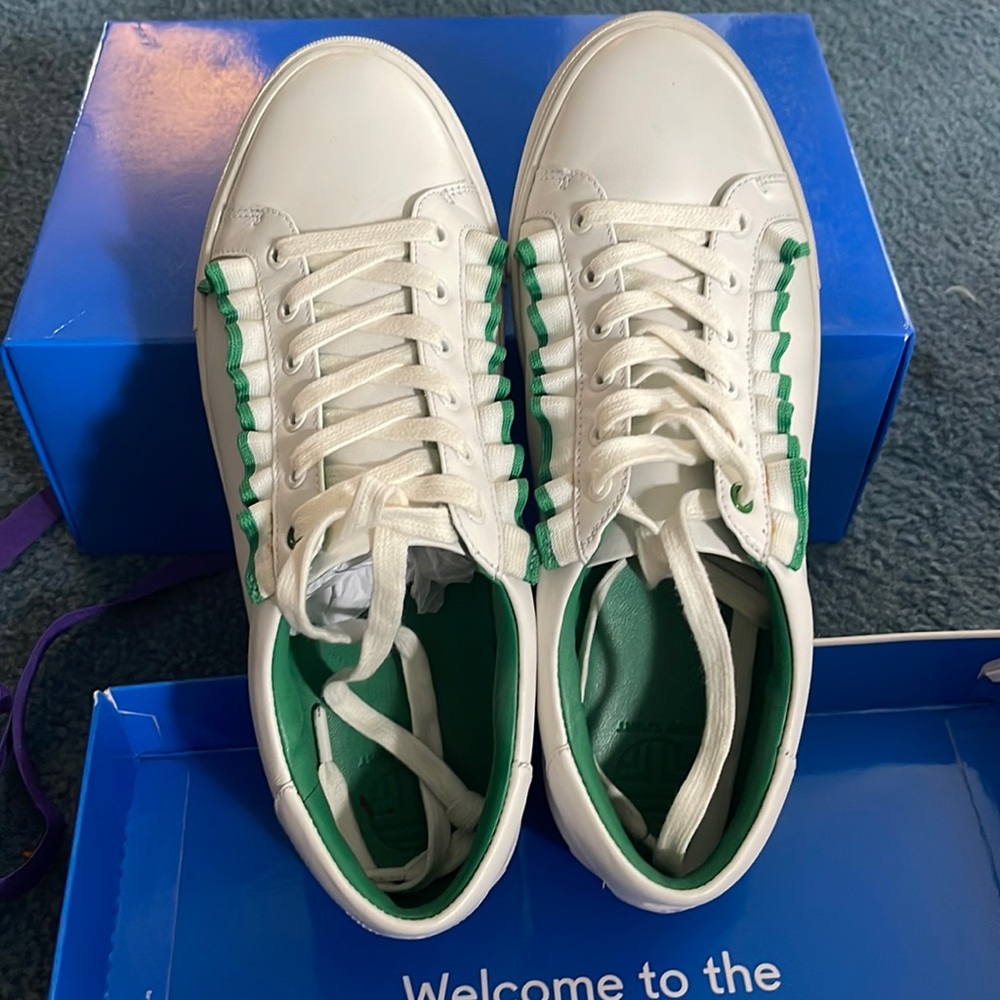 White leather sneaker with white and green ruffle